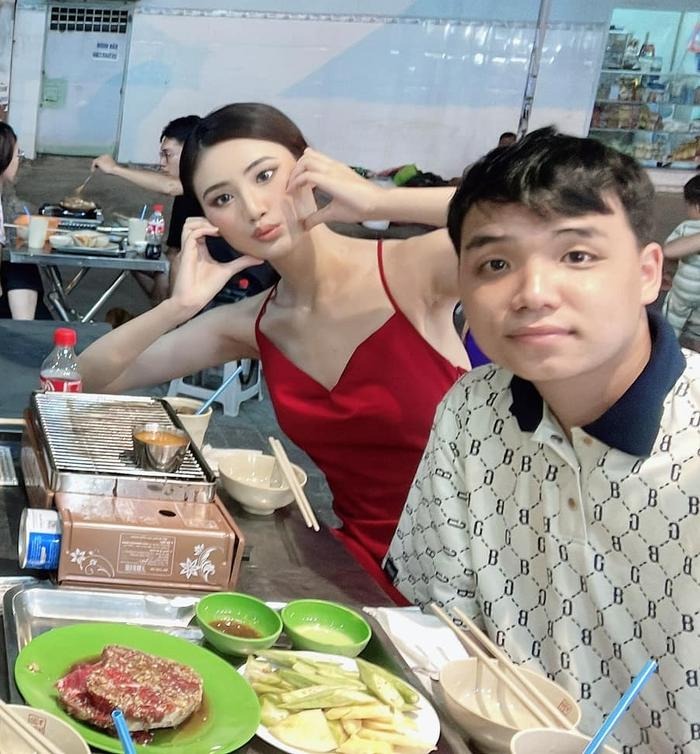 Bạn trai và Ý Nhi trong một lần đi ăn cùng nhau.