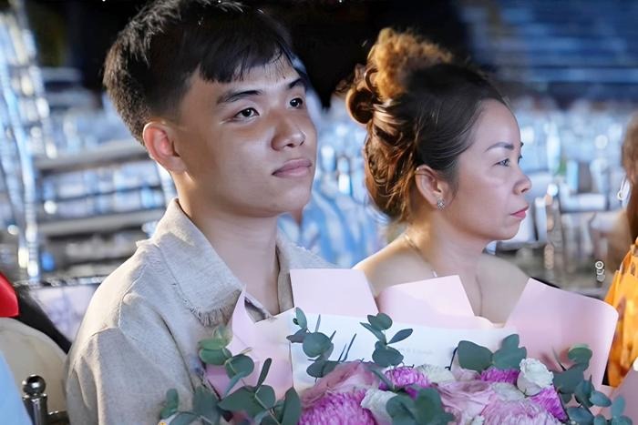 Anh Kiệt ôm hoa đến tận nửa đêm chung kết để tặng bạn gái đăng quang hoa hậu.