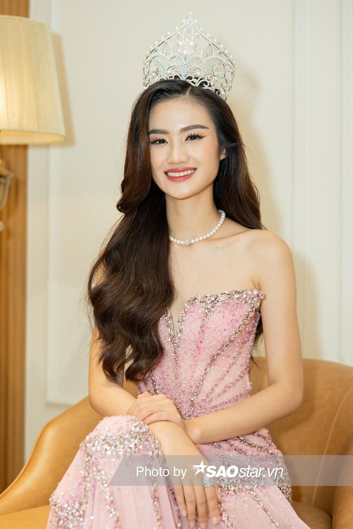 Hoa hậu Ý Nhi tại buổi phỏng vấn với SAOstar.