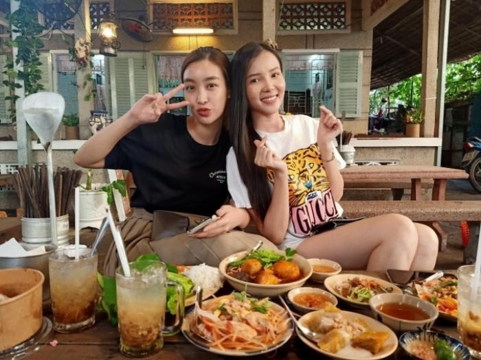 Hoa khôi Huỳnh Thuý Vi cho biết Đỗ Mỹ Linh đang ở cữ và dành thời gian để chăm sóc con gái vừa chào đời. Cô không tiết lộ quá nhiều nhưng cho biết 