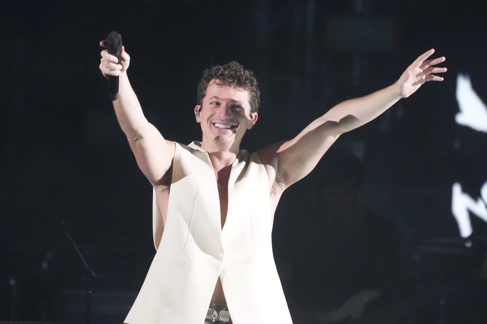 Charlie Puth cách đây không lâu cũng đã có dịp ghé thăm Việt Nam và biểu diễn.