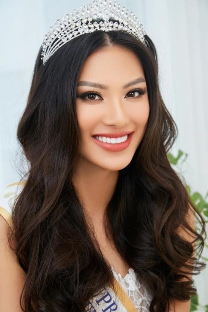 Sau khi đăng quang Á hậu 2 - Miss Supranational 2022, Kim Duyên tiếp tục gây tranh cãi về phát ngôn Á hậu là một nghề. (Ảnh tổng hợp)
