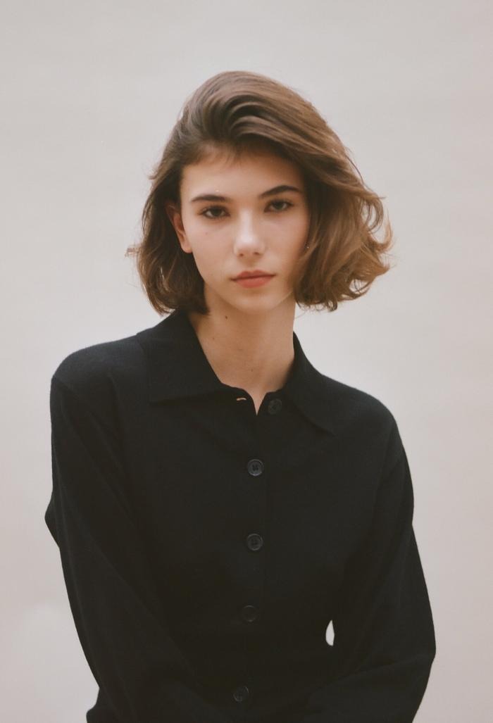 Những lọn tóc xoăn bồng bềnh giúp vẻ ngoài của bạn thêm phần nữ tính.