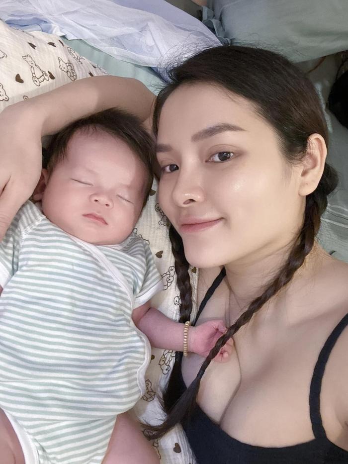 Dù đang gặp phải vấn đề về sức khoẻ, thế nhưng Phương Trinh Jolie vẫn giữ được vẻ ngoài rạng rỡ, tươi tắn để chăm sóc con trai