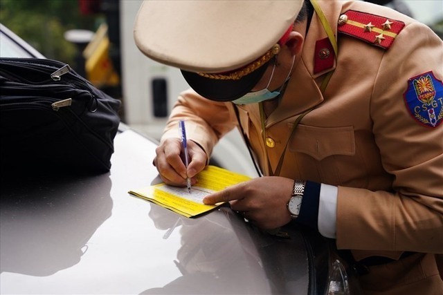 Từ ngày 15/8/2023, những trường hợp nào bị thu hồi đăng ký xe, biển số xe? - Ảnh 2.