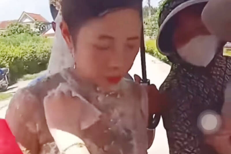 Cô dâu bị người yêu cũ của chú rể tạt bùn vào mặt trong ngày cưới - 2