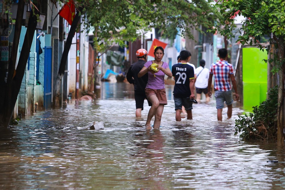 Nhiều nơi ở 'rốn lũ' Đà Nẵng vẫn ngập, người dân 3 ngày chưa được về nhà - 12