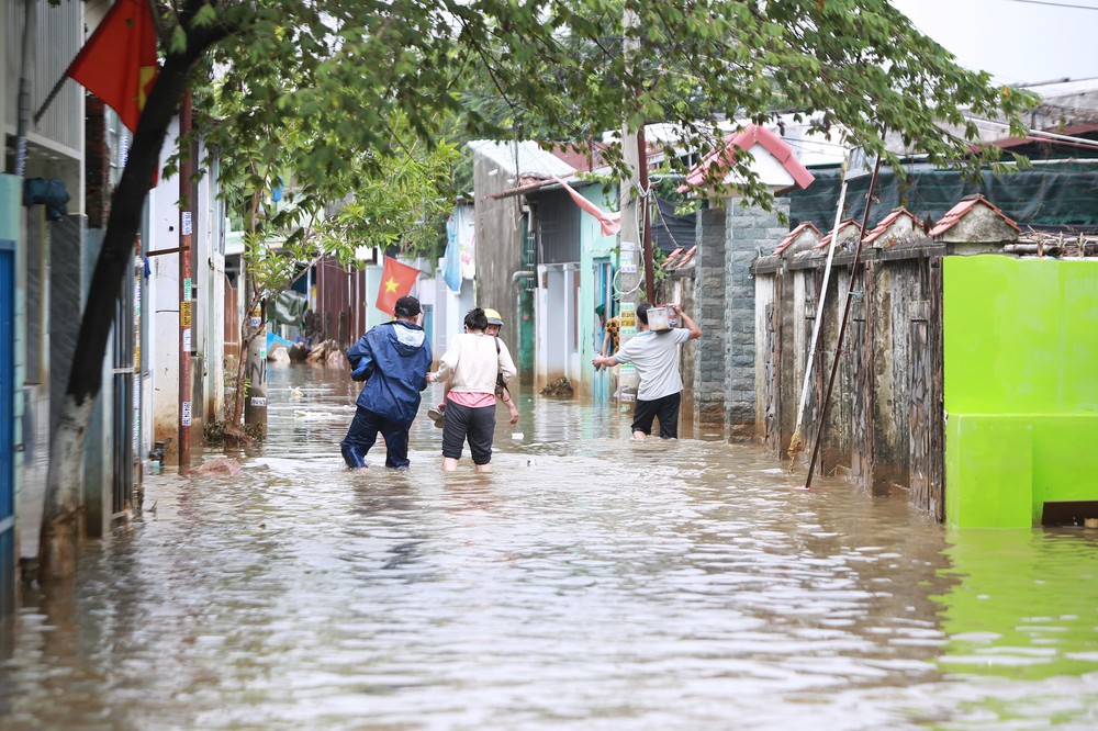 Nhiều nơi ở 'rốn lũ' Đà Nẵng vẫn ngập, người dân 3 ngày chưa được về nhà - 4