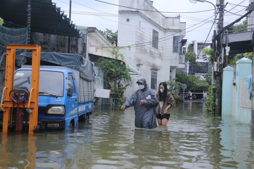 Nhiều nơi ở 'rốn lũ' Đà Nẵng vẫn ngập, người dân 3 ngày chưa được về nhà - 1