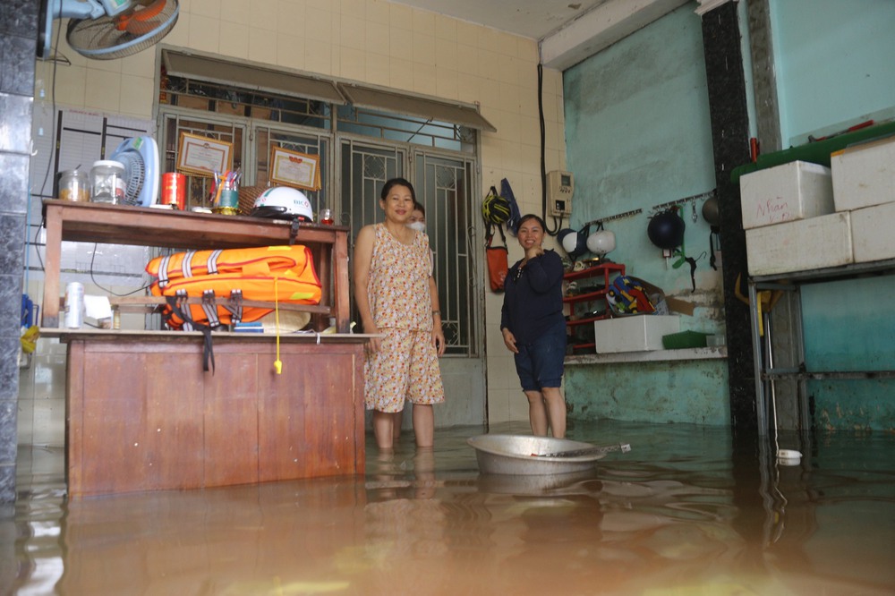Nhiều nơi ở 'rốn lũ' Đà Nẵng vẫn ngập, người dân 3 ngày chưa được về nhà - 8
