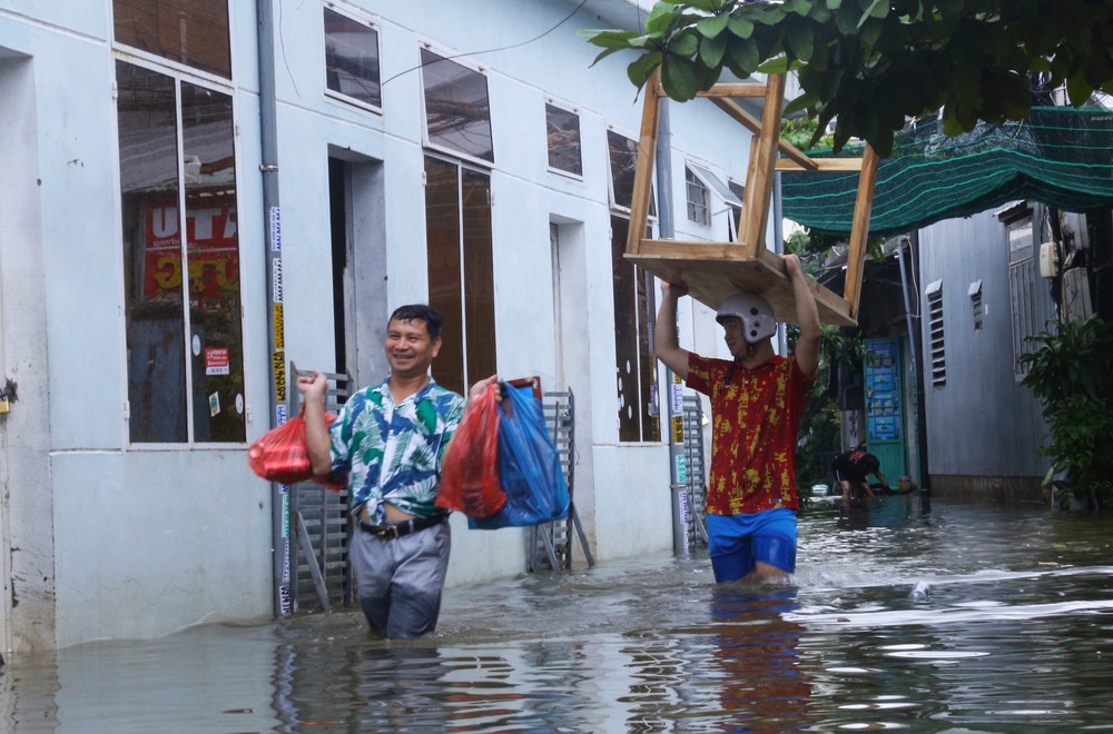 Nhiều nơi ở 'rốn lũ' Đà Nẵng vẫn ngập, người dân 3 ngày chưa được về nhà - 11