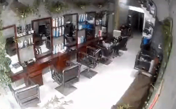 Đang nghỉ trưa thì phát hiện trần nhà bục, người đàn ông phản ứng cực nhạy bén Ảnh 1