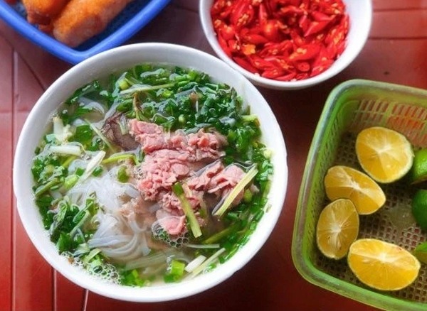 Người đàn ông ở Hà Nội bị sốc phản vệ sau khi ăn phở sáng - 1