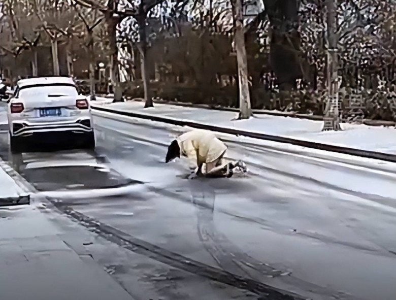 Vợ quỳ khóc giữa đường vì chồng không cho về chịu tang cha ở xa, chi tiết kiến dân tình phẫn nộ hơn - 3