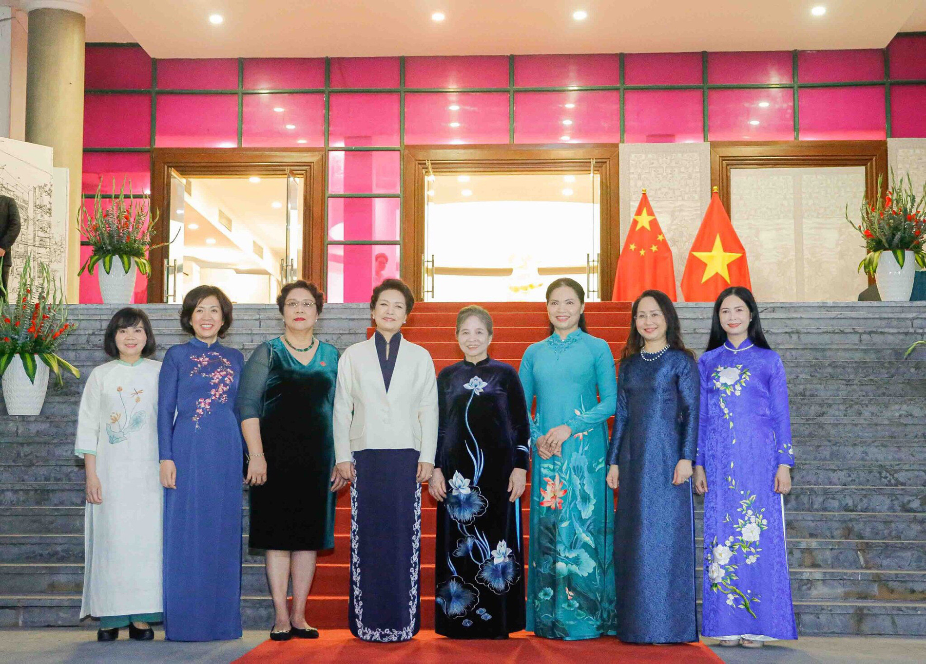 Phu nhân hai Tổng Bí thư Việt Nam và Trung Quốc thăm Bảo tàng Phụ nữ - 4 Phu nhân hai Tổng Bí thư Việt Nam và Trung Quốc thăm Bảo tàng Phụ nữ - 4