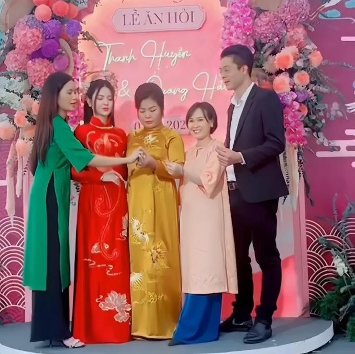 Chu Thanh Huyền ban đầu quan sát mẹ ruột