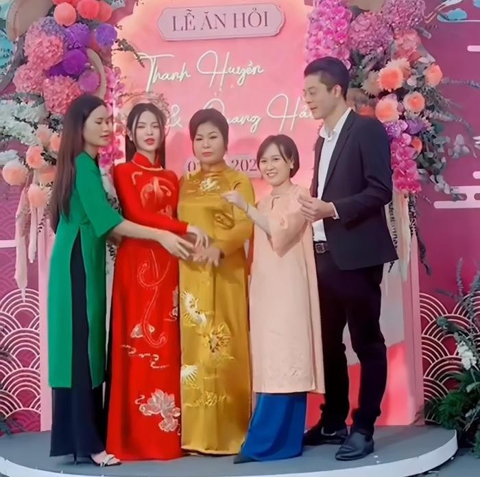 Chu Thanh Huyền sau đó mới quyết định gạt tay mẹ xuống để không ảnh hưởng đến mọi người