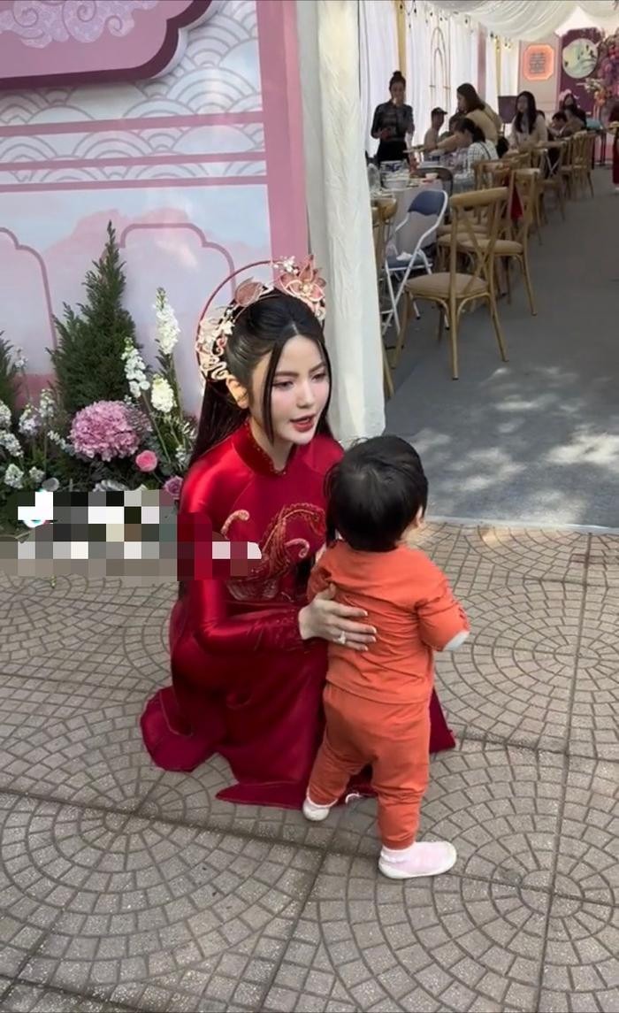 Chu Thanh Huyền vô cùng yêu mến trẻ em, không hề khó chịu khi có em bé chạy quanh người