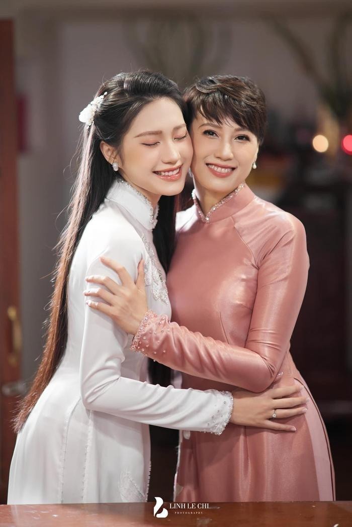 Doãn Hải My và mẹ.