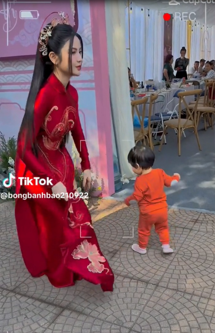 Nhiều người còn so sánh sự dịu dàng của Chu Thanh Huyền và Doãn Hải My trong trang phục cô dâu.