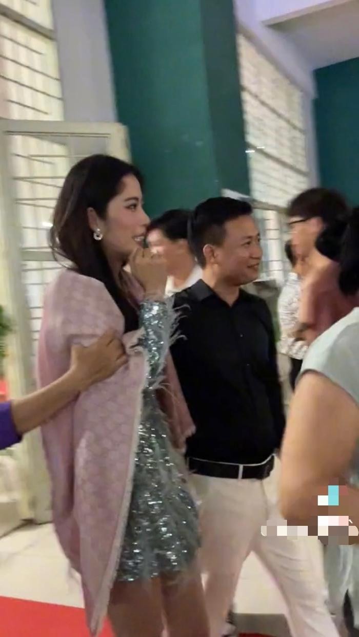  Dù vị khán giả lớn tuổi ra sức trò chuyện, thậm chí còn kéo tay Nam Em nhưng người đẹp không có bất cứ tương tác nào