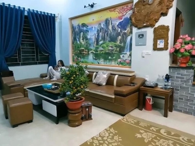 Cơ ngơi của gia đình cô rộng 200m2, có 3 phòng ngủ, một phòng khách và một nhà bếp. Ban công được trang trí như một quán cà phê. Nội thất trong nhà được người hâm mộ tặng khá nhiều.