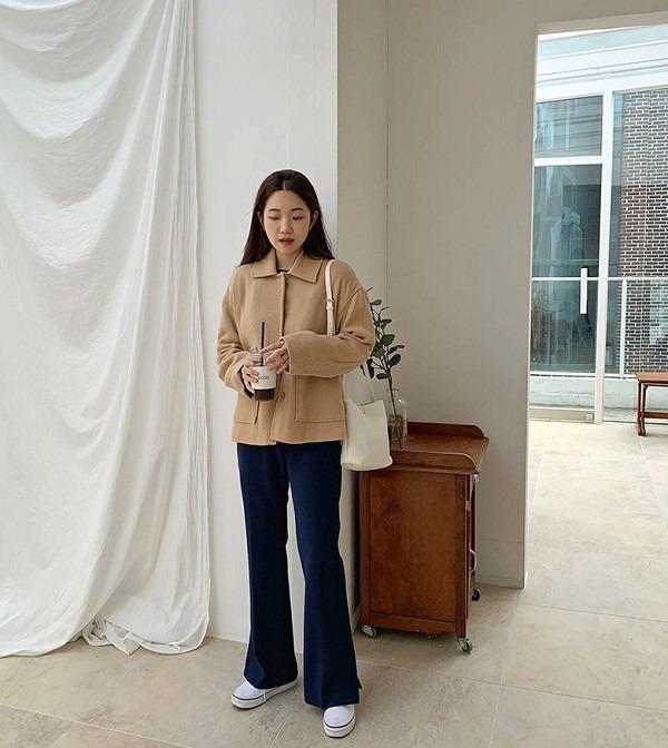 Các nàng có thể mix quần ống loe với một chiếc áo khoác đơn giản để có ngay một outfit chỉn chu.