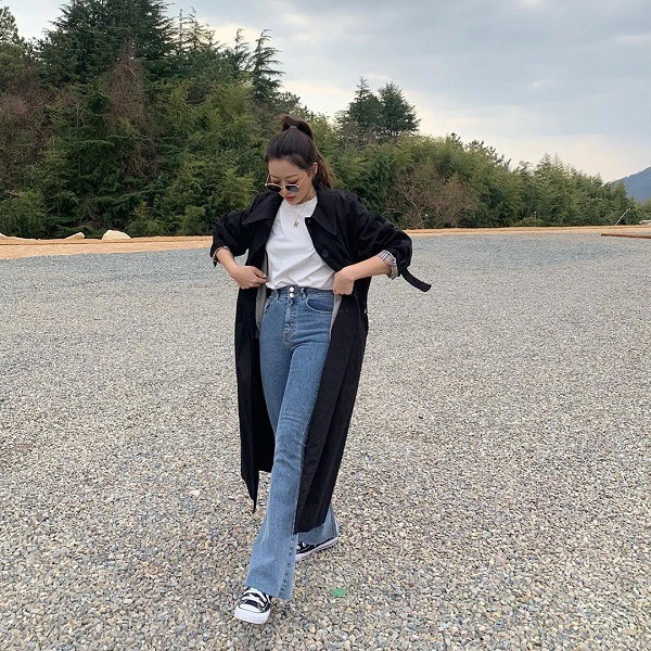 Nếu thích style năng động, khỏe khoắn, chị em hãy diện quần jeans ống loe.