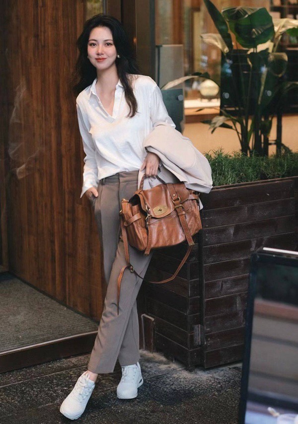 Quần âu ống đứng là món đồ quá cơ bản nhưng chưa bao giờ lỗi mốt.