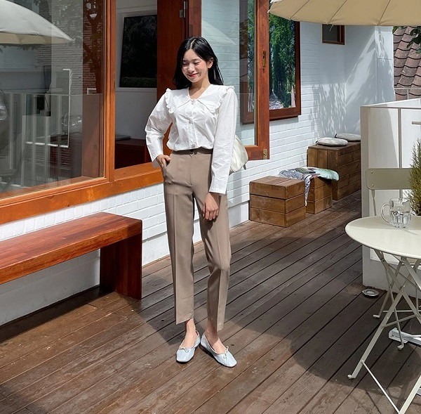 Combo quần âu ống đứng + áo blouse trắng là gợi ý hoàn hảo dành cho các cô gái thích sự thanh lịch, nền nã.