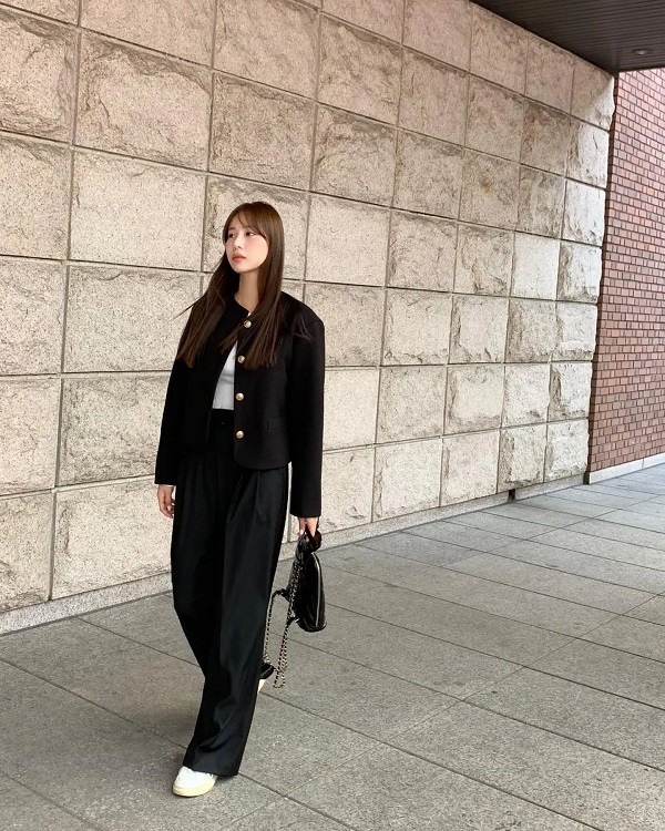 Quần âu đen ống rộng có thể dễ dàng kết hợp với nhiều kiểu áo khác nhau.