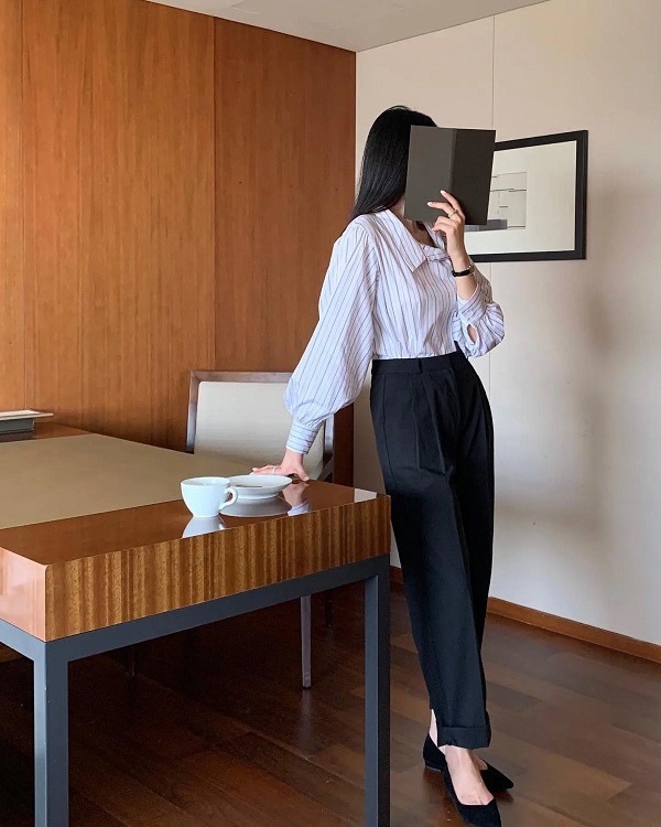 Để tổng thể trang phục trở nên thu hút hơn, chị em mix quần âu đen ống rộng với áo kẻ sọc là chuẩn bài.