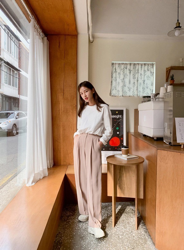 Hiện nay, các tín đồ thời trang cũng đang rất ưa chuộng những chiếc quần âu sáng màu.