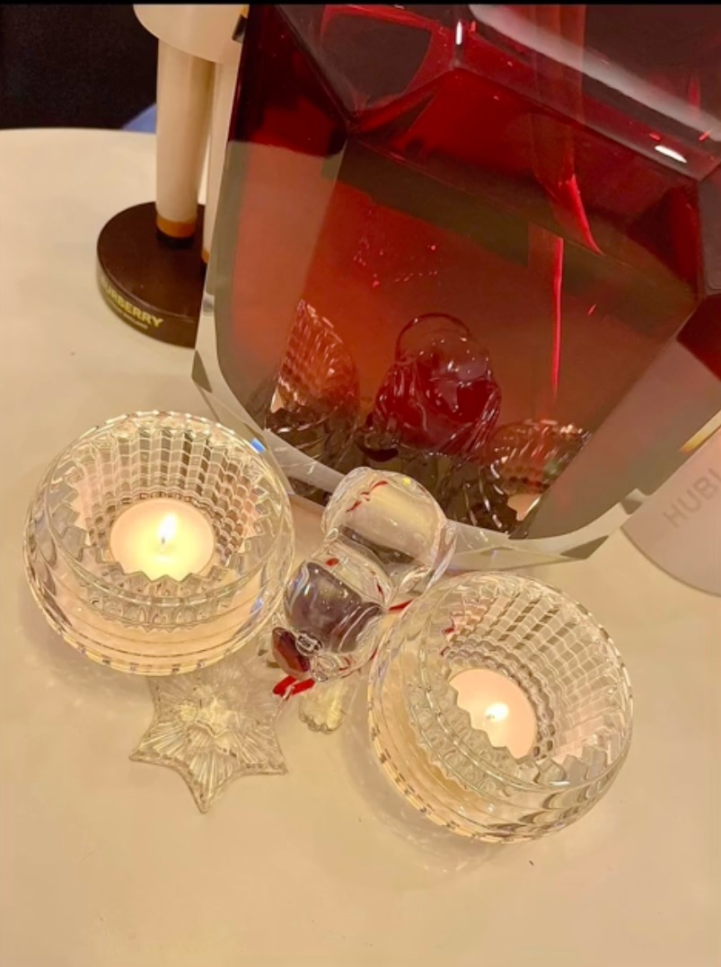 Cặp chân nến tuy nhỏ nhưng có giá lên đến 11.600.000 VNĐ.