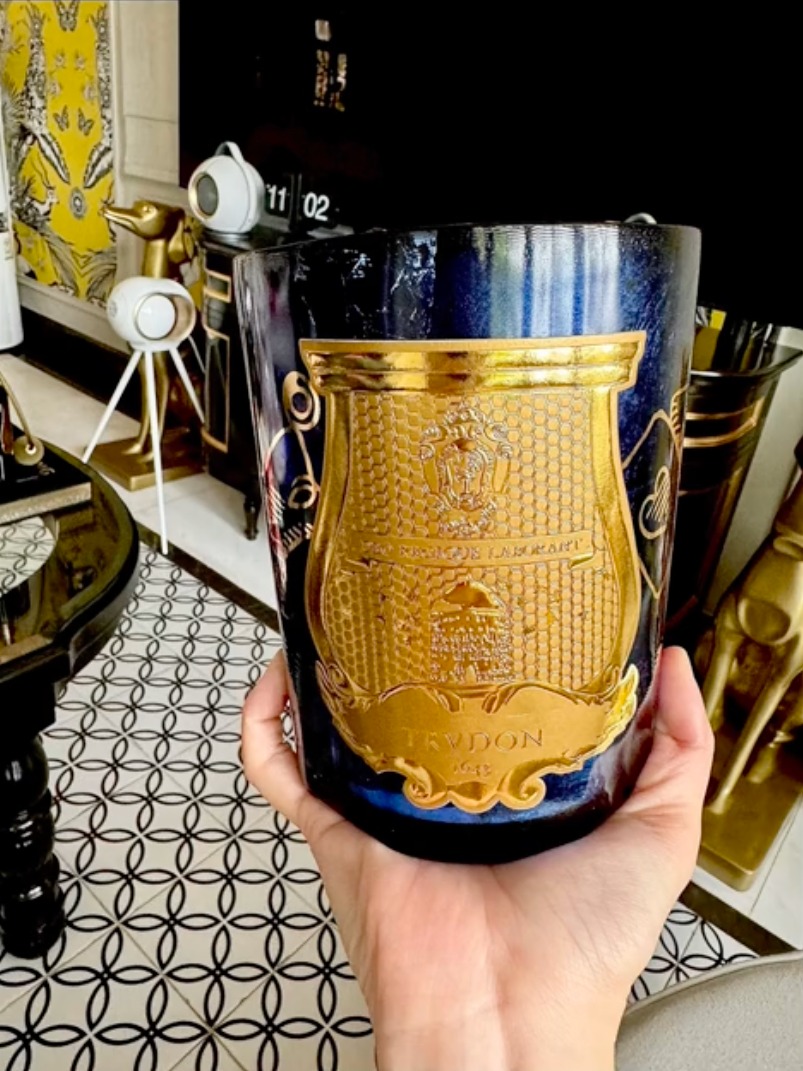 Nến thơm Holiday size lớn giá 20.490.000 VNĐ.