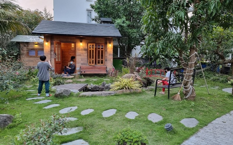 Trong khu đất rộng của nhà Xuân Bắc, những ngôi nhà gỗ xinh xinh được mọc lên, nhìn tổng thể chẳng khác gì một khu resort.