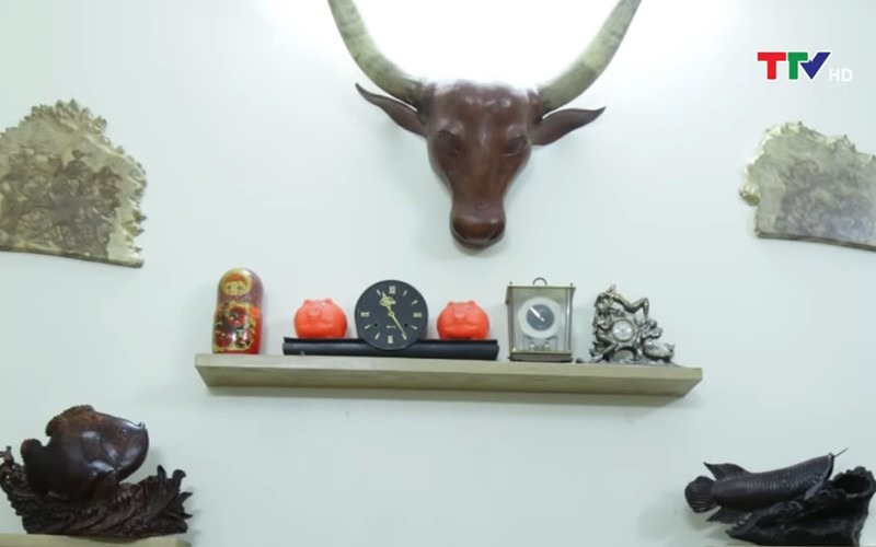 Căn nhà nằm trong một con ngõ nhỏ ở phố Bồ Đề. Trong ngôi nhà trang trí nhiều món đồ gỗ thú vị trên tường.