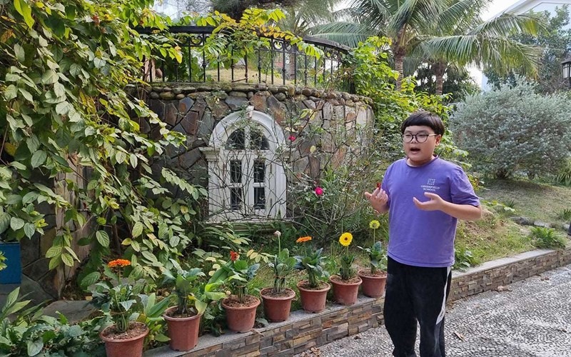 Khuôn viên gần gũi với thiên nhiên, có rất nhiều cây và hoa. Trong những video của mình, Xuân Bắc thường xuyên đăng tải cảnh cùng các con làm vườn.