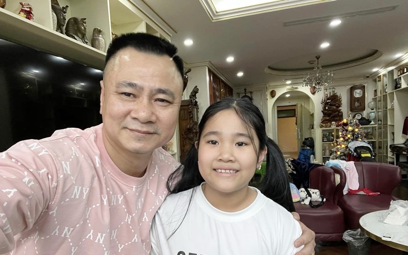 Không kém Xuân Bắc, NSND Tự Long cũng có cơ ngơi rộng rãi. Đầu năm 2023, gia đình anh chuyển về cơ ngơi mới sau ngôi nhà cũ gắn bó gần chục năm.