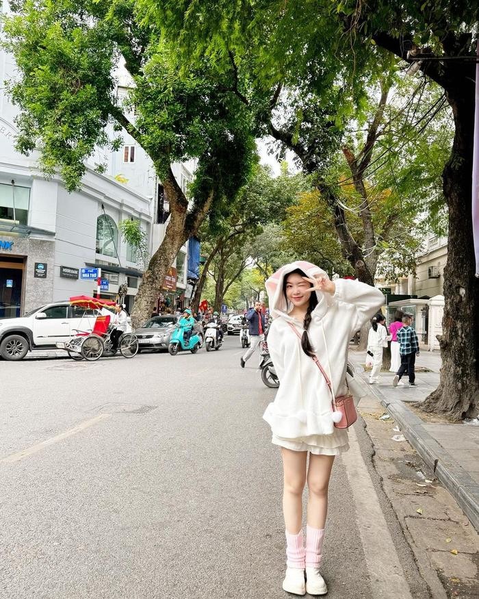 Phù hợp với tiết trời những ngày đầu tháng 1, Lọ Lem diện cho mình outfits trắng - hồng với áo hoodie chần bông cùng chân váy tiểu thư xếp tầng. Ton sur ton với điểm nhấn sắc hồng nơi tai thỏ, nhóc tì phối thêm túi đeo chéo chất liệu da và đôi tất len ống chân vô cùng xinh xắn. 