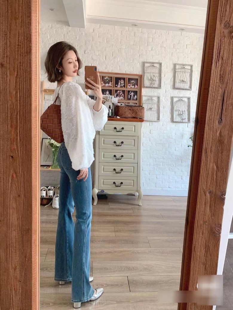 Khi mix & match, các nàng có thể chọn một số phụ kiện mang phong cách vintage như giày cao gót bít mũi, giày mary jane hay các phụ kiện bằng da để tăng thêm tính retro cho bộ trang phục của mình.