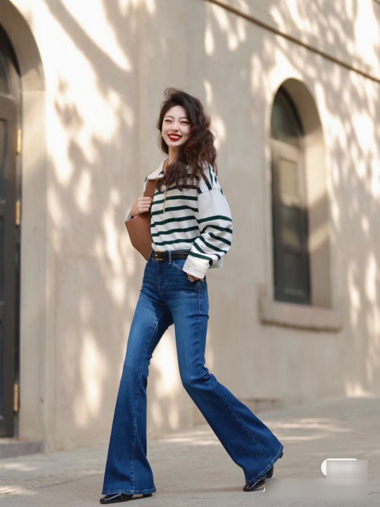 Hay thậm chí, một chiếc áo hoodie hay sweater trẻ trung, năng động vẫn có thể kết hợp với quần jean ống loe.