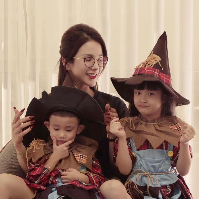 Diệp Lâm Anh bên cạnh hai con, hiện tại cô đang nuôi dưỡng con gái, còn chồng cũ giành quyền chăm sóc con trai