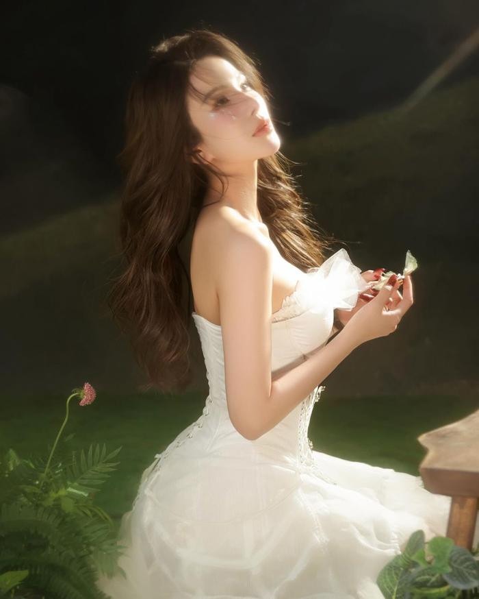 Diệp Lâm Anh diện váy cúp ngực, khéo khoe bờ vai trần đầy quyến rũ