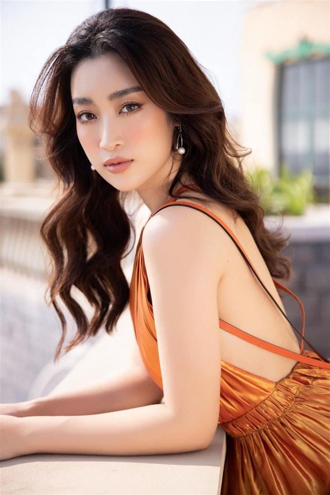 Đỗ Mỹ Linh sinh năm 1996, cô đăng quang Hoa hậu Việt Nam năm 2016. Sau khi giành vương miện, người đẹp vẫn theo đuổi việc học và tốt nghiệp Đại học Ngoại thương. Năm 2017, cô trở thành Hoa hậu Nhân ái tại Miss World