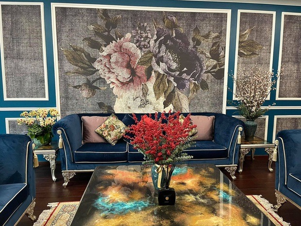 Bên trong nhà được trang trí theo phong cách hoàng gia, sang chảnh