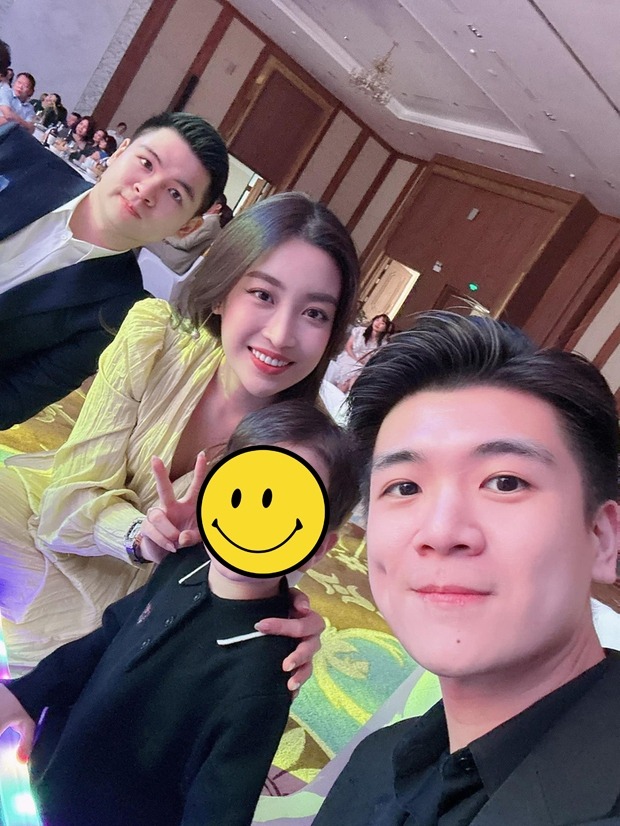 một điều khán giả dễ nhận thấy là mối quan hệ giữa Hoa hậu Việt Nam 2016 với nhà chồng khá thân thiết. Trên trang cá nhân, những hình ảnh vui vẻ giữa Đỗ Mỹ Linh với các thành viên gia đình chồng khiến nhiều người chú ý.