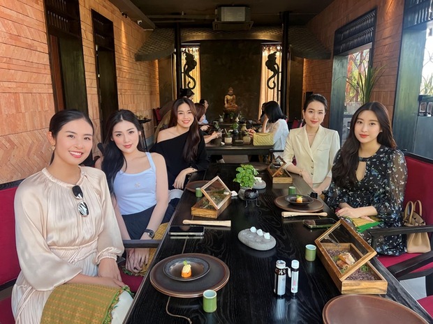 Sau khi ra tháng, Đỗ Mỹ Linh thoải mái chia sẻ về cuộc sống hơn. Cô thỉnh thoảng tụ hội cùng bạn bè thân thiết và luôn gây sốt trong mỗi lần lộ diện.