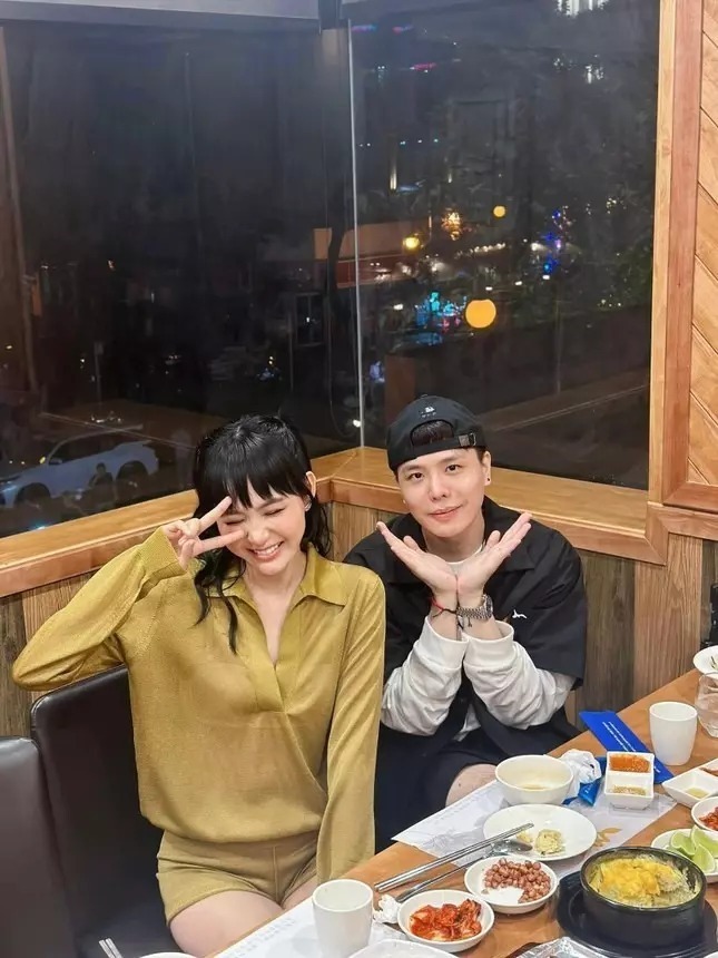 tỏ ra thất vọng vì Trịnh Thăng Bình chơi cùng nữ ca sĩ nhiều tai tiếng. Thậm chí, nhiều người còn bỏ theo dõi nam ca sĩ vì bức hình này. 