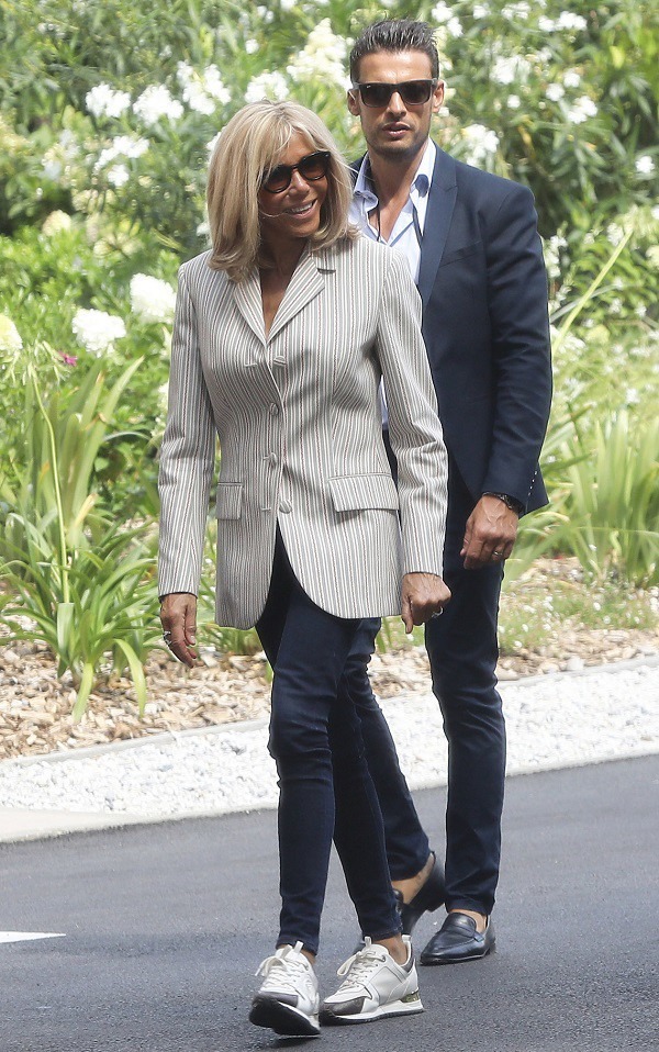 Combo quần jeans + giày sneaker giúp bà 